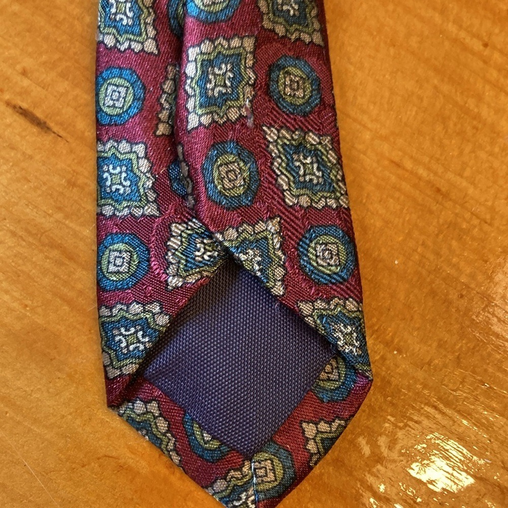 Boston Traders Mens Burgundy Geometric Medallion 100% Silk Necktie Made in USA - Picture 7 of 10